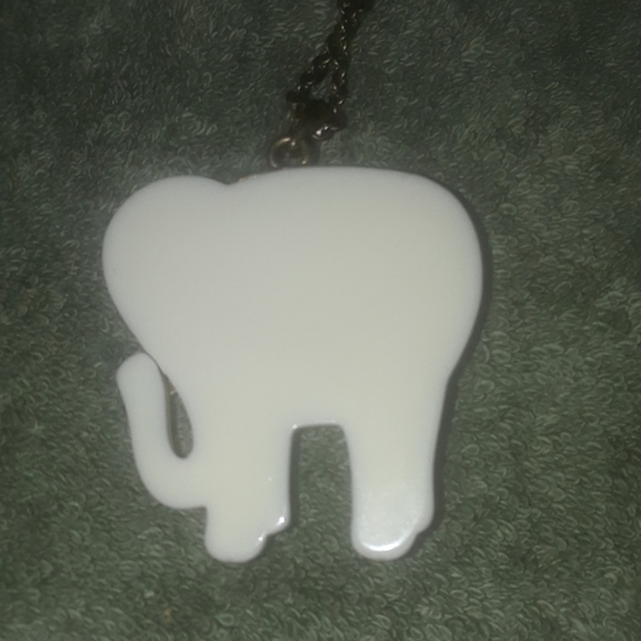 Gorgeous elephant pendant and chain - Picture 4 of 4